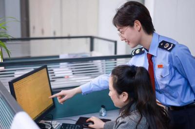 税务人员在为企业财务人员提供上门辅导。天长市税务局供图